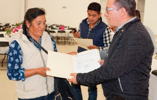 Entregaron vales para obra pública en Almoloya de Juárez