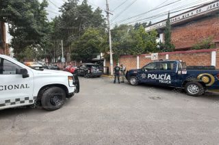 Elementos de seguridad pública acudieron a la Escuela Secundaria Jorge Jiménez Cantú, en Toluca, tras el reporte de un alumno que presuntamente ingresó con un arma.
