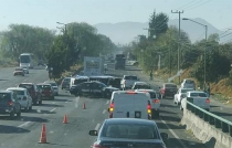 Vuelca camión en la #Toluca-Tenango y genera caos