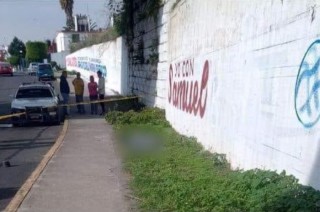 Los servicios de emergencia se movilizaron luego del reporte de automovilistas que notaron el cuerpo tirado.