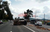 Carambola en la Toluca-Atlacomulco entre camiones de carga y auto