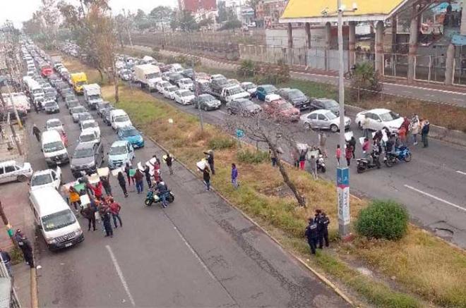 Severo caos para los automovilistas que intentan cruzar por Avenida Central.