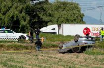 Automóvil termina con las llantas hacia arriba; conductor fallece en el lugar