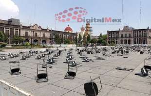 Feministas que permanecen en plantón frente a la Cámara de Diputados Local  desde el pasado 8 de marzo, tiraron lo instalado
