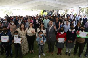 El ayuntamiento de Metepec entregó becas escolares económicas.