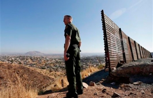 Inicia EU construcción de ocho prototipos del muro con México