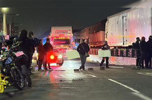 Ex policías municipales bloquean los carriles laterales y centrales de la autopista México-Puebla