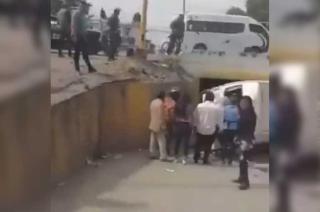 #Video: Combi con pasajeros vuelca en #Tecámac; hay heridos