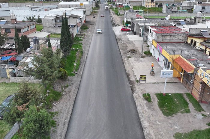 La calle Ignacio López Rayón, que conecta Santiago Miltepec y San Pablo Autopan, es rehabilitada con carpeta asfáltica para mejorar la movilidad en la zona norte de Toluca.