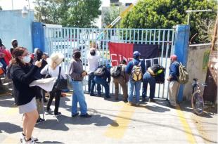 Los trabajadores colocaron las banderas rojinegras en las instalaciones.