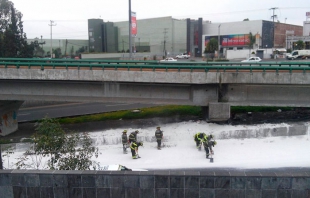 Responden Bomberos de forma inmediata a derrame en carpeta asfáltica