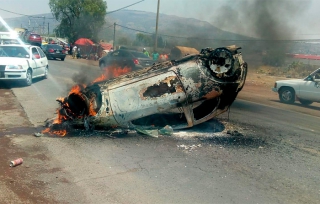 Incendian automóvil de presuntos ladrones en San Martín de las Pirámides
