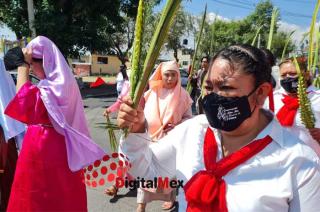 Los feligreses compran y bendicen la palma para conmemorar la entrada de Jesucristo a Jerusalén.