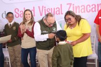 El alcalde Manuel Vilchis Viveros y su esposa encabezaron la entrega de lentes gratuitos a estudiantes de primaria en Zinacantepec.