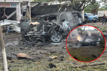 El coche bomba explotó frente a las instalaciones de la Policía Comunitaria de Coahuayana, dejando graves daños en el vehículo y a su alrededor.