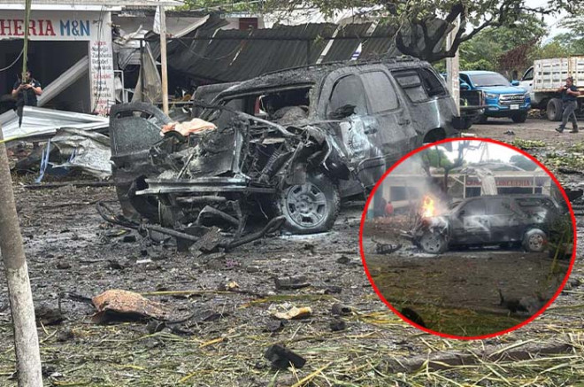 El coche bomba explotó frente a las instalaciones de la Policía Comunitaria de Coahuayana, dejando graves daños en el vehículo y a su alrededor.