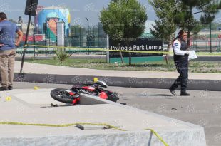 La motocicleta roja en la que viajaba la víctima quedó sobre la carretera tras el impacto ocurrido en Lerma.