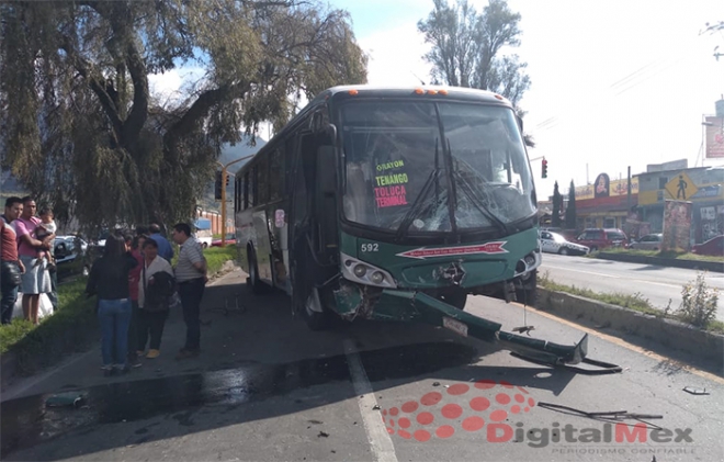 Volcadura deja varios lesionados en la Toluca-Tenango
