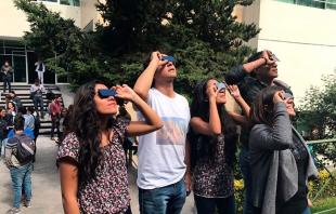 Universitarios siguen eclipse solar