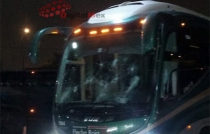 Apedrean autobús para asaltarlo en la Toluca-Atlacomulco