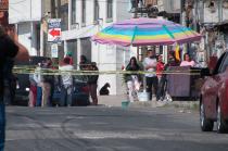 Unos sujetos se acercaron al puesto del hombre y le dispararon en varias ocasiones para después darse a la fuga.