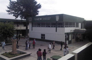 Una fuga de gas en el laboratorio de química del plantel “Dr. Ángel María Garibay K.” de la UAEMex movilizó a bomberos y seguridad pública.