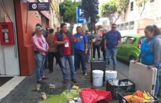 #Video: Resistencia de ambulantes a dejar calles de Toluca, provoca trifulca