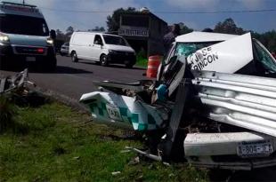 Justo en una curva el conductor perdió el control y se estrelló contra la barra de contención metálica