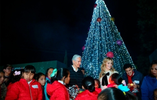Encienden Alfredo del Mazo y Fernanda del Castillo árbol navideño de la famillia DIFEM