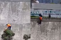 Un ciudadano ingresó a un canal de aguas negras y utilizó un lazo para salvar a un perro que presuntamente fue arrojado de manera intencional en Cuautitlán Izcalli.