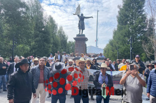 Un grupo de habitantes provenientes del municipio de Jilotzingo se manifesta afuera de la Cámara de Diputados del Estado de México.