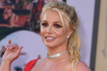 Britney Spears enfrenta un nuevo episodio legal y personal tras su arresto en California, mientras inicia tratamiento voluntario por abuso de sustancias.