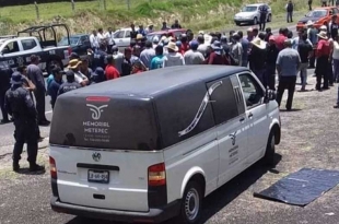 #Video: Por confusión, pobladores de #VillaVictoria queman carroza funeraria