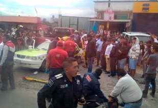 Camioneta choca a taxi colectivo y deja cuatro lesionados en la Toluca-Almoloya