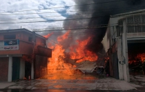 Arrasa fuego con tres empresas en Tultitlán