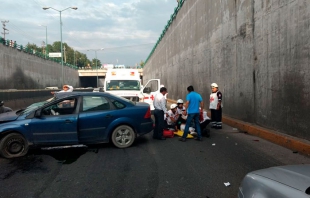 Choca vehículo contra muro de contención en Toluca