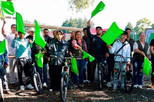 La alcaldesa Nancy Valdez Ruiz, acompañada de jóvenes del municipio, durante el arranque de la construcción del primer Parque Skate.