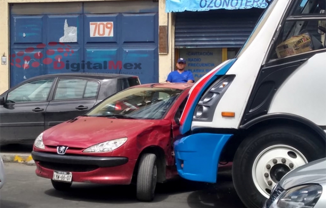 Choca camión urbano contra coche en Toluca