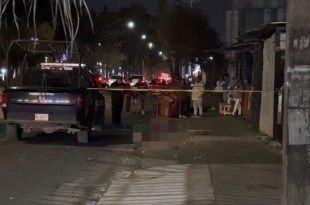 La víctima llevaba puesto un pantalón de mezclilla azul y una sudadera roja