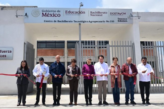 Claudia Sheinbaum y Delfina Gómez durante la inauguración del CBTA 330 en Texcoco.