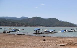 Si bien han crecido en 20% las lluvias con respecto al año pasado, por el momento no hay un derrame de agua en las presas, pues apenas se logró la humedad en el suelo, permitiendo con ello que el líquido se almacene en ellas