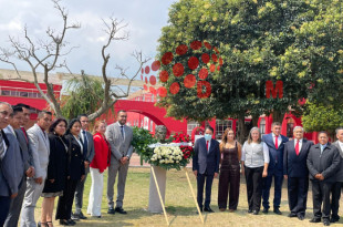 Miembros del presidium durante la ceremonia del 157 aniversario de Villa Victoria