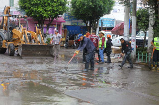 Cuadrillas municipales trabajaron toda la noche en labores de limpieza y reparación para garantizar la movilidad y seguridad de la población.