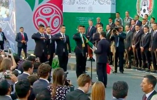 Abandera presidente Enrique Peña a la selección mexicana de futbol