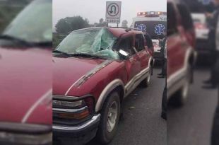 Trascendió que la pesada unidad impactó una camioneta Chevrolet Blazer en el kilómetro 49.