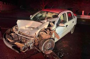 En el accidente un vehículo compacto color blanco resultó gravemente dañado.