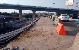 Demuelen estructuras dañadas del Puente Santa Mónica en Tlalnepantla