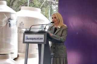 Alcaldesa de Huixquilucan entregó tinacos a 80 familias