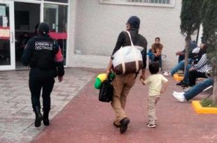 El hombre y su hijo abandonaron su hogar.