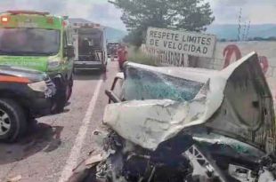 Colisionaron de frente un vehículo compacto y una camioneta.